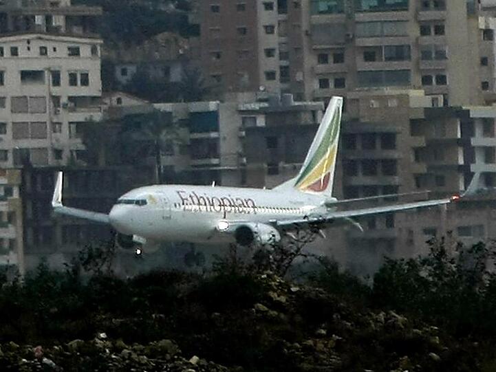 Ein Flugzeug der Fluggesellschaft Ethiopian Airlines im Landeanflug.