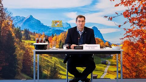 Ministerpräsident Markus Söder sitzt am Donnerstag vor Beginn der Kabinettssitzung im Videoraum in der Staatskanzlei.