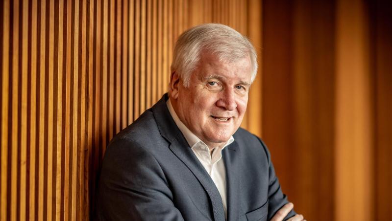 Horst Seehofer (CSU), Bundesminister des Innern, schaut in die Kamera.