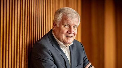 Horst Seehofer (CSU), Bundesminister des Innern, schaut in die Kamera.