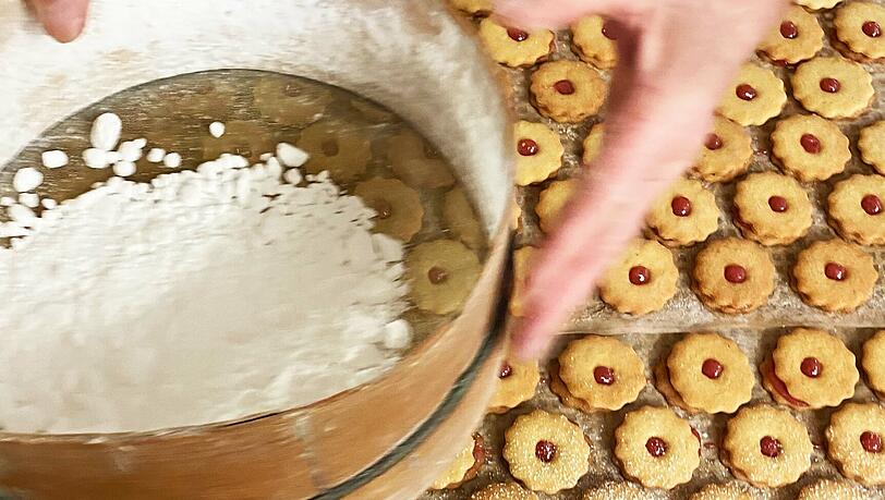 Heißen Spitzbuben so, weil die Marmelade aus den Plätzchen heraus spitzt? So die Theorie von Hans Kindl, der sein Lieblings-Weihnachtsgebäck hier mit Puderzucker beschneit. Heißen Spitzbuben so, weil die Marmelade aus den Plätzchen heraus spitzt? So die Theorie von Hans Kindl, der sein Lieblings-Weihnachtsgebäck hier mit Puderzucker beschneit.