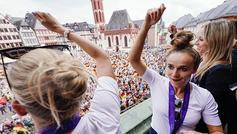Große Bühne: Nach dem Empfang auf dem Balkon des Frankfurter Römers werden Lina Magull & Co. in der Allianz Arena geehrt.