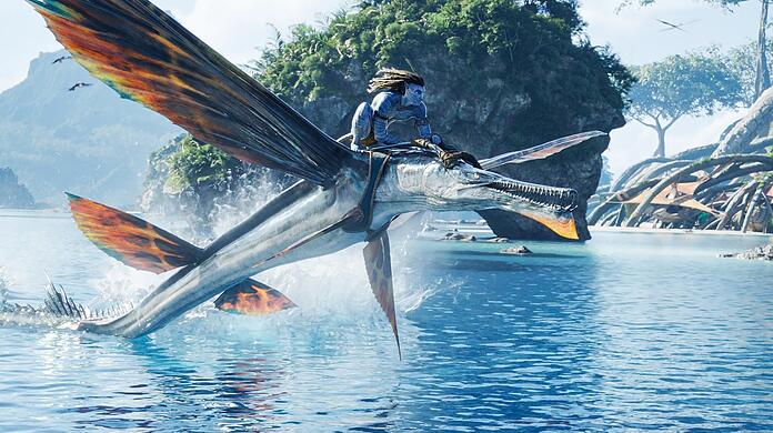 Jake (Sam Worthington) versucht eine Art fliegenden Fisch zu bändigen.