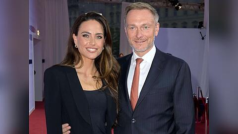Christian Lindner und Franca Lehfeldt strahlen bei der Bertelsmann Party 2023 im Juni in die Kamera.