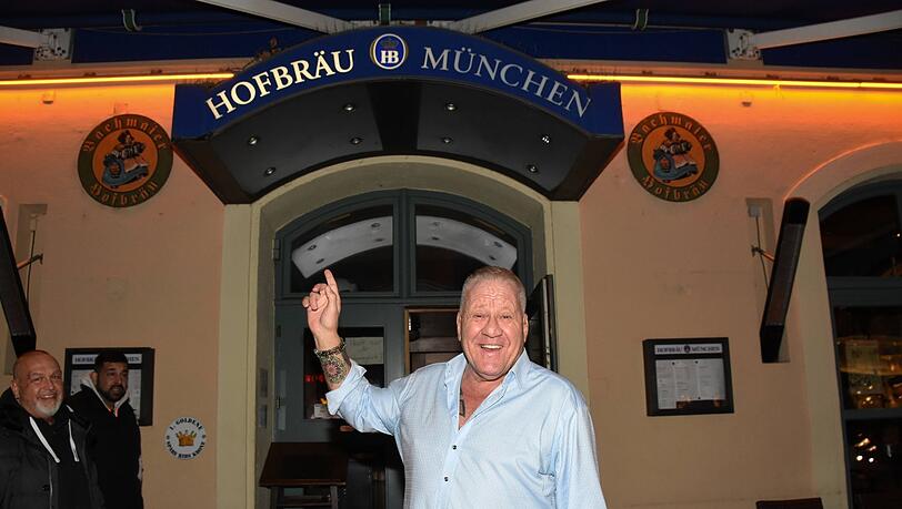 18 Jahre hat er hier Vollgas gegeben: Hugo Bachmaier vor seinem Kult-lokal Bachmaier Hofbräu in der Leopoldstraße. 18 Jahre hat er hier Vollgas gegeben: Hugo Bachmaier vor seinem Kult-lokal Bachmaier Hofbräu in der Leopoldstraße.