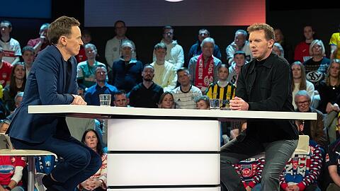 Jochen Breyer und Bundestrainer Julian Nagelsmann (r.) im "aktuellen sportstudio" im Dezember 2023.