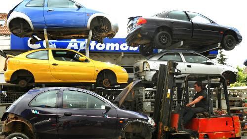 Zwei Millionen Altautos sind jetzt entsorgt. Und einige Umweltprobleme gleich mit. Zwei Millionen Altautos sind jetzt entsorgt. Und einige Umweltprobleme gleich mit.