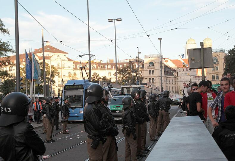 Chaos vor dem Mathäser-Kino am Stachus: Die Autogrammstunde von Rapper "Haftbefehl" wurde abgesagt - zu viele Fans. Die wollten aber nicht so einfach wieder gehen und lösten mit ihrer wütenden Blockade einen Großeinsatz der Polizei aus.