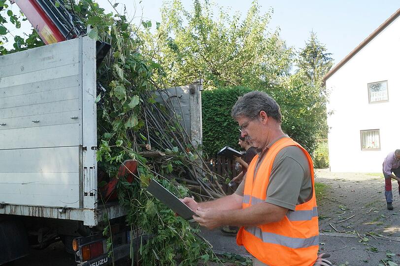Hier verschwinden 33 private Gärten: Bilder von der Abholzaktion in Waldperlach.