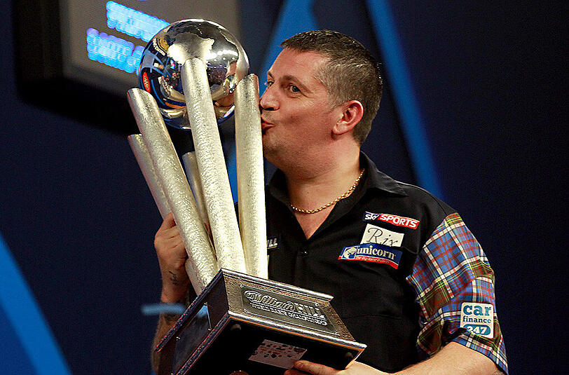 Ein Küsschen in Ehren: Der alte und neue Dart-Weltmeister Gary Anderson.