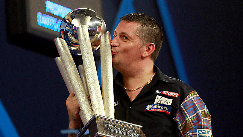 Ein Küsschen in Ehren: Der alte und neue Dart-Weltmeister Gary Anderson. Ein Küsschen in Ehren: Der alte und neue Dart-Weltmeister Gary Anderson.