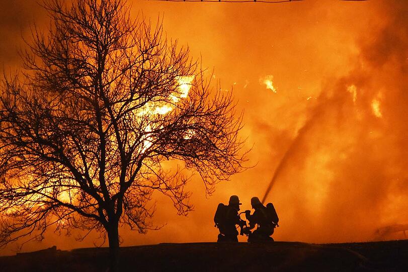 Kurz vor 23 Uhr gingen mehrere Notrufe ein. Als die freiwillige Feuerwehr eintraf, stand die komplette Scheune bereits in Flammen.