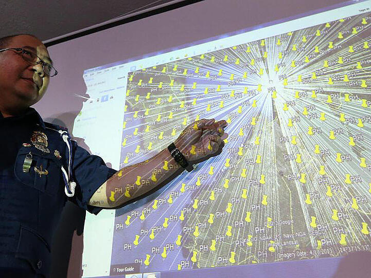 Gilbert Sosa von der Anti-Cybercrime-Einheit der philippinischen Nationalpolizei erläutert die Aktionen gegen einen internationalen Pädophilenring.