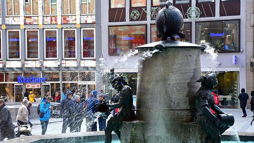 Sturm "Friederike" am Marienplatz. Wer nicht aufpasst, wird durch die Böen vom Fischbrunnen nassgemacht.