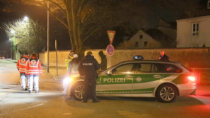 Beamte suchen nach den flüchtigen Tätern - Sanitäter versorgen die Verletzten. In Mühldorf am Inn haben sich am Freitag dramatische Szenen abgespielt.