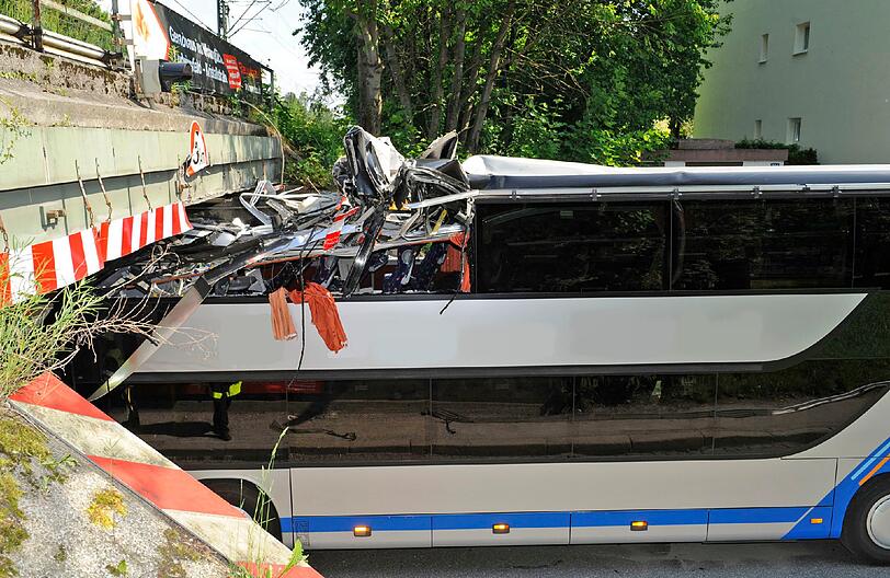 Ein Reisebus kracht in der Dachauer Straße gegen eine Unterführung: Die Bilder der Feuerwehr