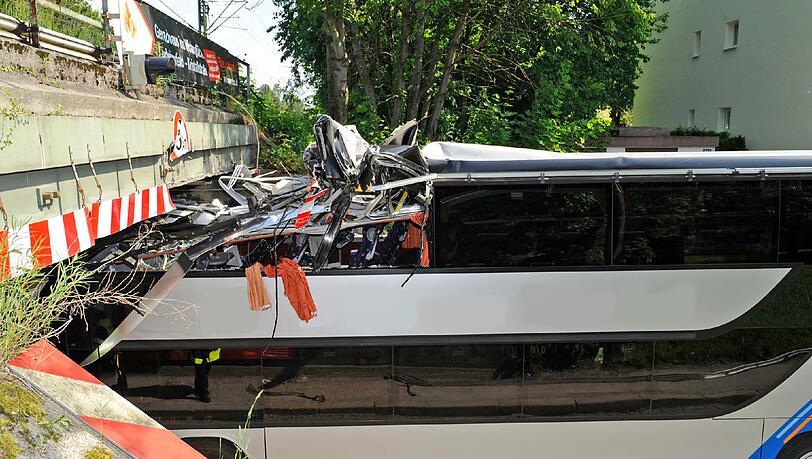 Ein Reisebus kracht in der Dachauer Straße gegen eine Unterführung: Die Bilder der Feuerwehr Ein Reisebus kracht in der Dachauer Straße gegen eine Unterführung: Die Bilder der Feuerwehr