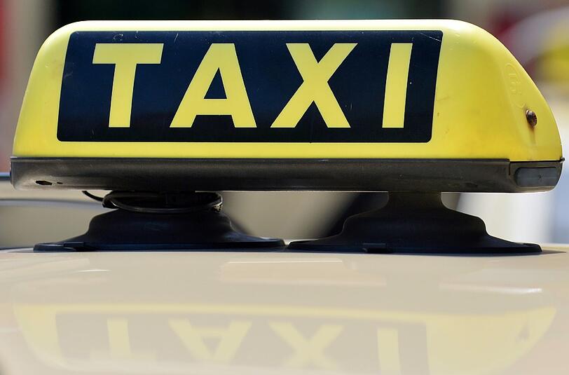 Kommt jetzt doch eine härtere Strafe? Ein Münchner Taxifahrer fuhr einen 25-Jährigen mit voller Absicht an. (Symbolbild)