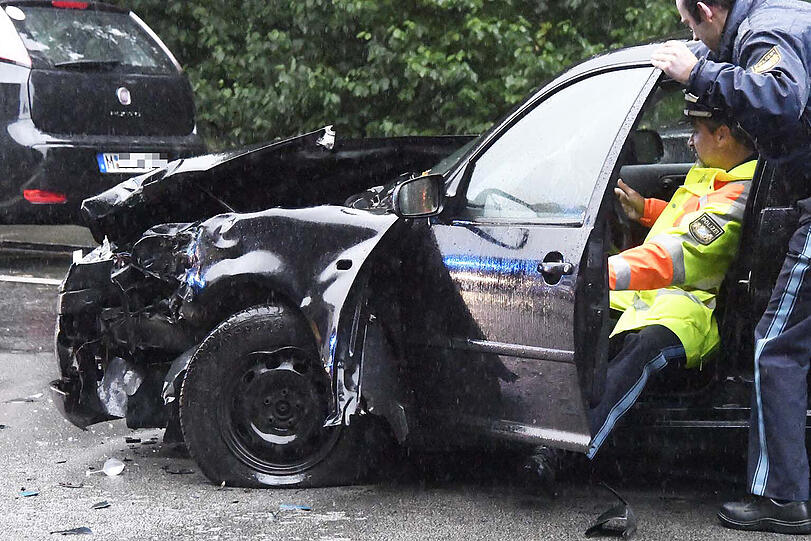 Bei dem Unfall in der Balanstraße war ein Motorrad mit einem Pkw kollidiert, der vermutlich ausfahren oder wenden wollte.
