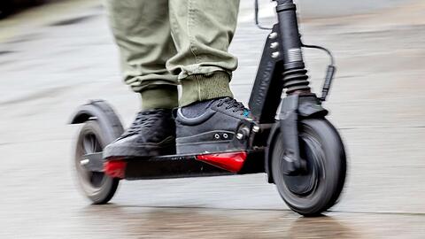 Am Harras ist ein E-Scooter-Fahrer mit einem Kleinkind zusammengestoßen und anschließend geflüchtet. (Symbolbild)
