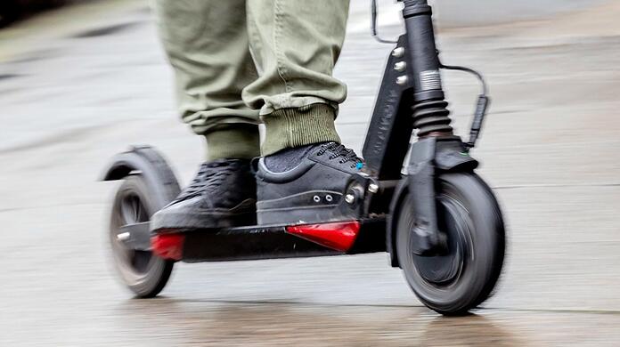 Am Harras ist ein E-Scooter-Fahrer mit einem Kleinkind zusammengestoßen und anschließend geflüchtet. (Symbolbild)