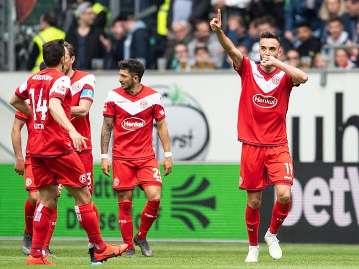 Düsseldorfs Torschütze Kenan Karaman (r) jubelt mit den Mannschaftskameraden nach dem Treffer zum 2:0 gegen Werder Bremen.
