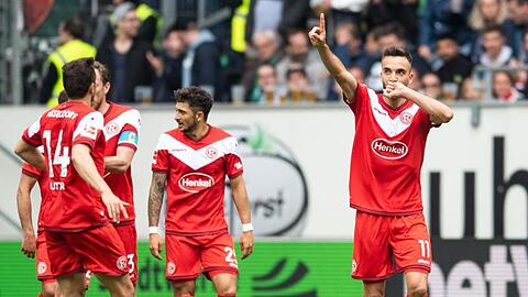 Düsseldorfs Torschütze Kenan Karaman (r) jubelt mit den Mannschaftskameraden nach dem Treffer zum 2:0 gegen Werder Bremen.