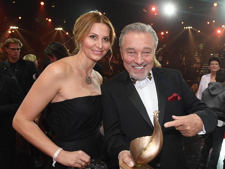 Karel Gott mit seiner Frau Ivana 2017 bei Verleihung des Medienpreises "Goldene Henne".