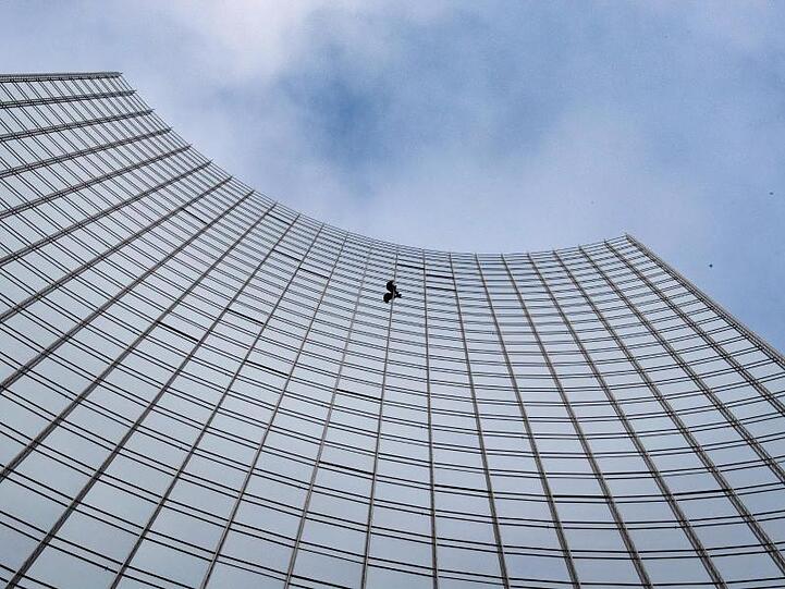 Der Extremkletterer Alain Robert klettert ungesichert an der Fassade der Skyper-Hochhauses in die Höhe.