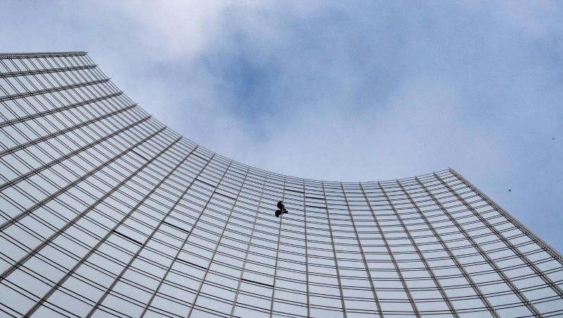 Der Extremkletterer Alain Robert klettert ungesichert an der Fassade der Skyper-Hochhauses in die Höhe. Der Extremkletterer Alain Robert klettert ungesichert an der Fassade der Skyper-Hochhauses in die Höhe.