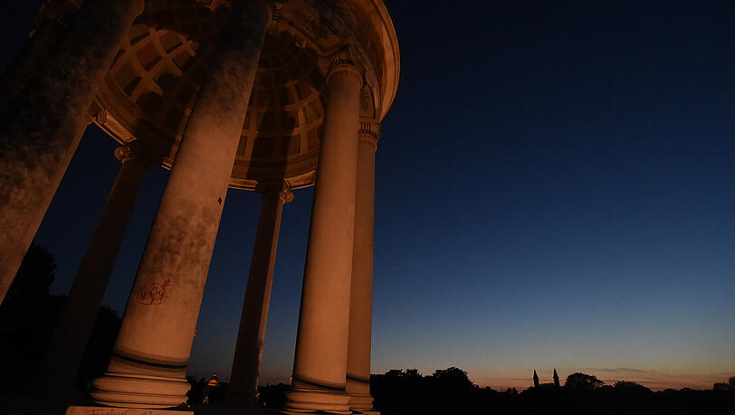 Der Monopteros in München (Bayern) bei Nacht im Englischen Garten zu sehen.