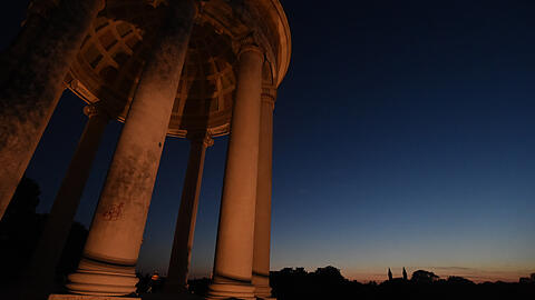 Der Monopteros in München (Bayern) bei Nacht im Englischen Garten zu sehen.