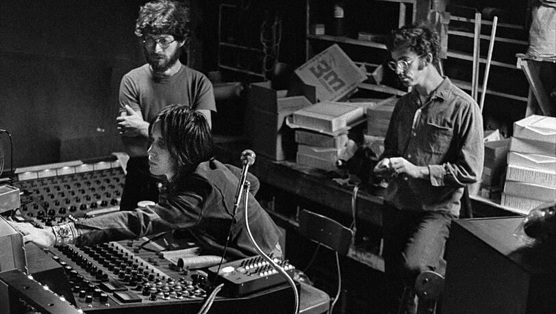 Robbie Robertson (hinten), Toningenieur Todd Rundgren und Studio-Gast John Simon bei den Sessions zu "Stage Fright" 1970.