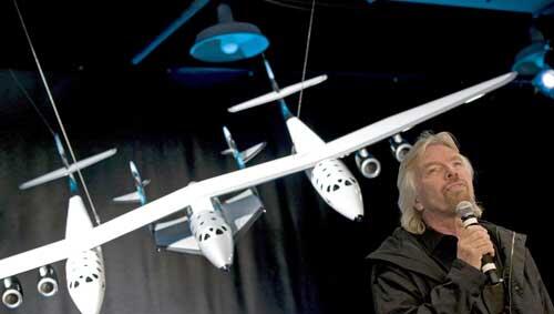 Der Milliardär und seine Vision: Richard Branson vor einem Modell des "SpaceShip Two" Der Milliardär und seine Vision: Richard Branson vor einem Modell des "SpaceShip Two"