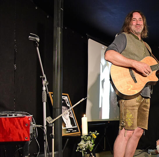 Roland Hefter sorgt musikalisch für Unterhaltung.