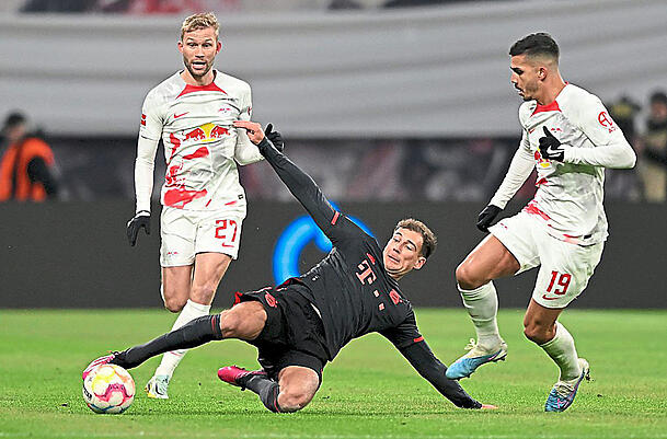 Steht als erster Neuzugang vor: Konrad Laimer (l.), hier im Spiel gegen die Bayern um Leon Goretzka, kommt aus Leipzig.