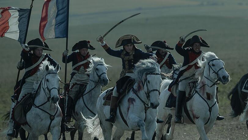 Joaquin Phoenix (M.) reitet als Napoleon in die Schlacht.