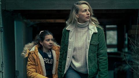 "Die Toten von Marnow: Finsteres Herz": Lona Mendt (Petra Schmidt-Schaller) bringt die Zeugin Sarah Minkova (Greta Kasalo) in Sicherheit.
