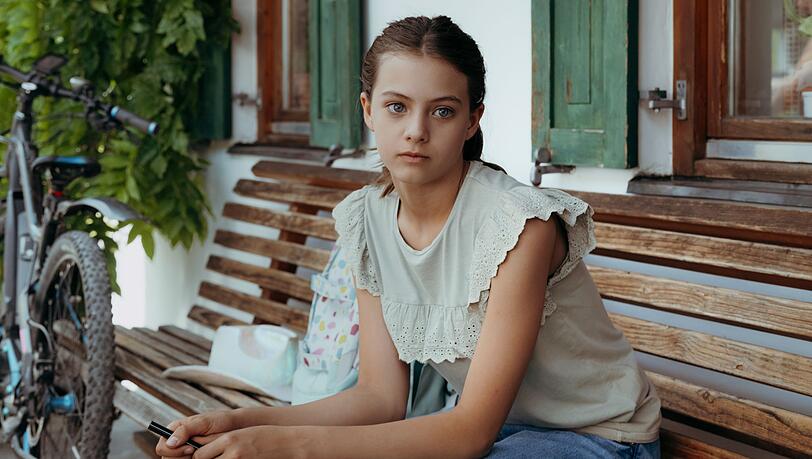 Sophia Gruber (Ylvi Unertl) macht sich Sorgen um den Gesundheitszustand ihrer neuen Freundin Mia. "Der Bergdoktor" geht in die 19. Staffel.