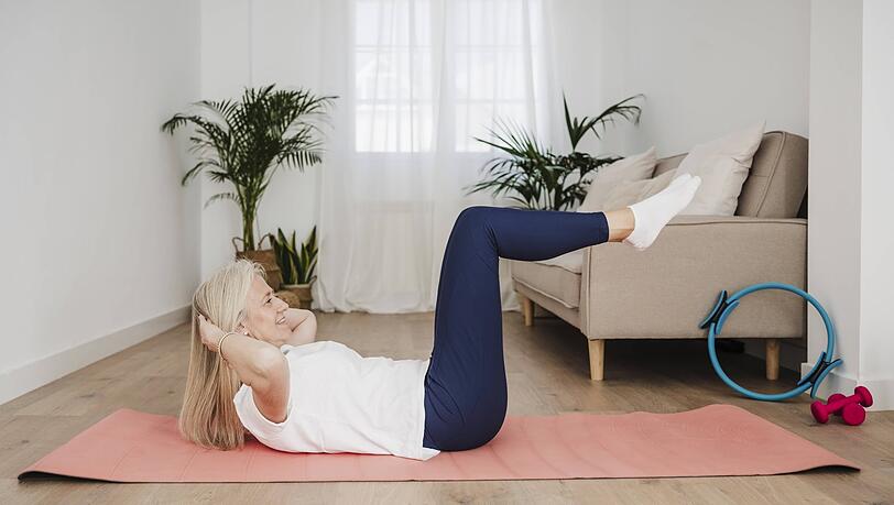 Einfache Bauch&uuml;bungen zum Beispiel kann jeder daheim auf einer Matte ausf&uuml;hren.