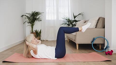 Einfache Bauch&uuml;bungen zum Beispiel kann jeder daheim auf einer Matte ausf&uuml;hren.