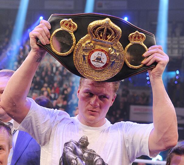 Marco Huck verlor Samstagnacht in der Porsche-Arena Stuttgart nach Punkten gegen Titelverteidiger Alexander Powetkin. Am Ring saß auch der Brite Dereck Chisora. Der 28-Jährige hatte eine Woche zuvor in München für einen Skandal gesorgt. Die Bilder