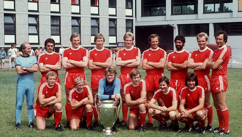 Der FC Bayern präsentiert sich in einer Archivaufnahme aus dem Jahr 1976 mit dem zum drittenmal in Folge gewonnenen Europapokal der Meister: Stehend (v.l.): Trainer Dettmar Cramer, Jupp Kapellmann, Georg Schwarzenbeck, Conny Torstensson, Karl-Heinz Rummenigge Franz Roth, Gerd Müller, Uli Hoeneß, Franz Beckenbauer; Hockend (v.l.): Björn Andersson, Bernd Dürnberger, Sepp Maier, Udo Horsmann, Rainer Künkel, Sepp Weiß. Der FC Bayern präsentiert sich in einer Archivaufnahme aus dem Jahr 1976 mit dem zum drittenmal in Folge gewonnenen Europapokal der Meister: Stehend (v.l.): Trainer Dettmar Cramer, Jupp Kapellmann, Georg Schwarzenbeck, Conny Torstensson, Karl-Heinz Rummenigge Franz Roth, Gerd Müller, Uli Hoeneß, Franz Beckenbauer; Hockend (v.l.): Björn Andersson, Bernd Dürnberger, Sepp Maier, Udo Horsmann, Rainer Künkel, Sepp Weiß.