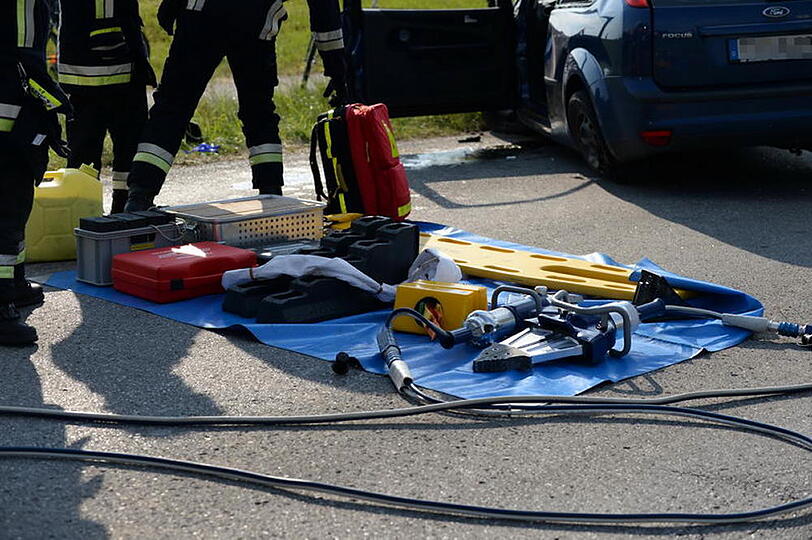Unfall mit Folgen: Ein 18-Jähriger kam mit seinem Auto von der Straße ab und überschlug sich mehrere Male.
