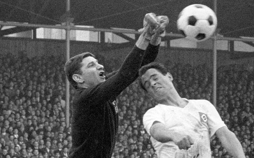 Torwart Petar Radenkovic, genannt «Radi», von 1860 München faustet am 28.05.1966 in München vor dem Hamburger Pohlschmidt den Ball weg.Das Schlitzohr im «Löwen»-Kasten war für seine Ausflüge in die gegnerische Hälfte bekannt.
