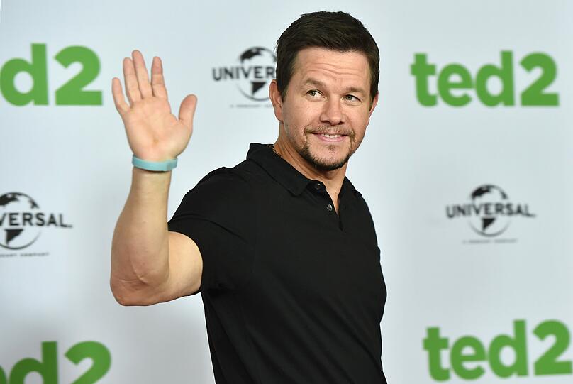 Um die Musikkarriere mit seinem Bruder Donnie in Gang zu bringen, hat US-Schauspieler Mark Wahlberg die Schule vorzeitig verlassen. Aber um seinen Kindern ein gutes Vorbild zu sein, hat er Jahre später noch einmal die Schulbank gedrückt und 2013 seinen Abschluss geschafft.
