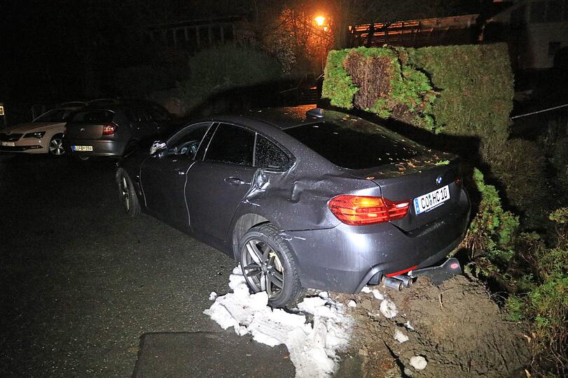 Am Dienstagabend startete ein 26-Tonner eine Amokfahrt und hinterließ eine Spur der Verwüstung. Die Hintergründe sind noch unklar.