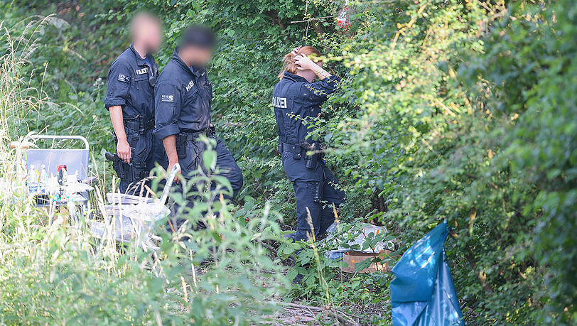 Polizisten sind auf dem Weg zu einem Leichenfundort in einem Gebüsch nahe Wiesbaden-Erbenheim. Nach dem Fund einer weiblichen Leiche am Mittwoch in Wiesbaden geht die Polizei ersten Erkenntnissen zufolge von einem Gewaltverbrechen aus. Polizisten sind auf dem Weg zu einem Leichenfundort in einem Gebüsch nahe Wiesbaden-Erbenheim. Nach dem Fund einer weiblichen Leiche am Mittwoch in Wiesbaden geht die Polizei ersten Erkenntnissen zufolge von einem Gewaltverbrechen aus.