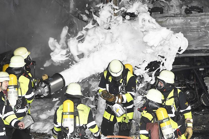 Brennender Reisebus am Mittleren Ring in Giesing: Die Feuerwehr ist mit einem Großaufgebot im Einsatz.