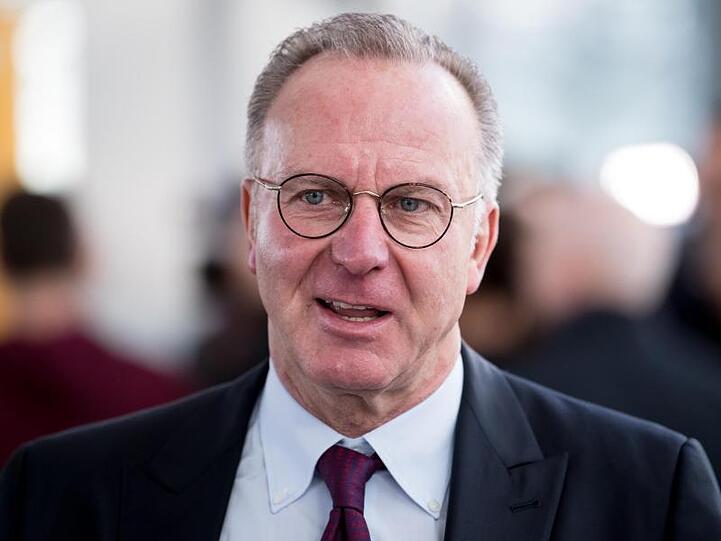 Karl-Heinz Rummenigge, Vorstandsvorsitzender der FC Bayern München AG, steht am Flughafen. Foto: Sven Hoppe/Archiv